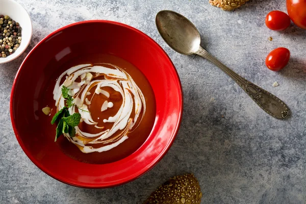 Zuppa di crema di pomodoro in fiocco rosso, fondo grunge — Foto Stock