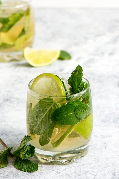 Mojito ROM, kireç ve soda ile kokteyl