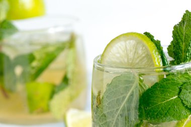 Mojito ROM, kireç ve soda ile kokteyl