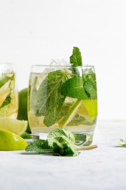 Mojito ROM, kireç ve soda ile kokteyl