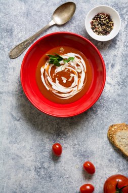kremalı domates çorbası kırmızı yay, grunge arka plan
