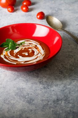 kremalı domates çorbası kırmızı yay, grunge arka plan
