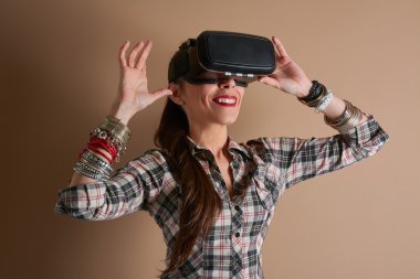 Sanal gerçeklik kask kadında. VR gözlük.