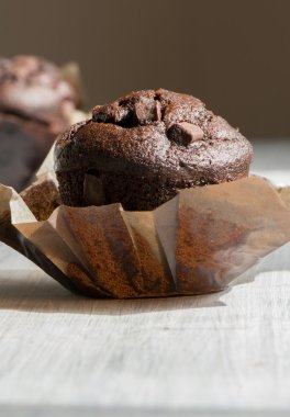 Buzlanma ile çikolatalı kek ve çikolata parçaları. 