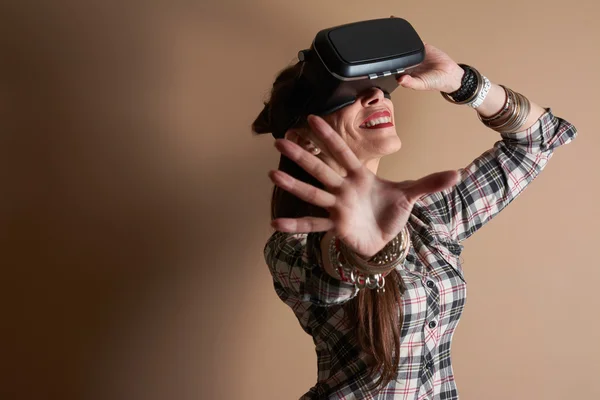 Vrouw in virtuele werkelijkheid helm. Vr-bril. — Stockfoto