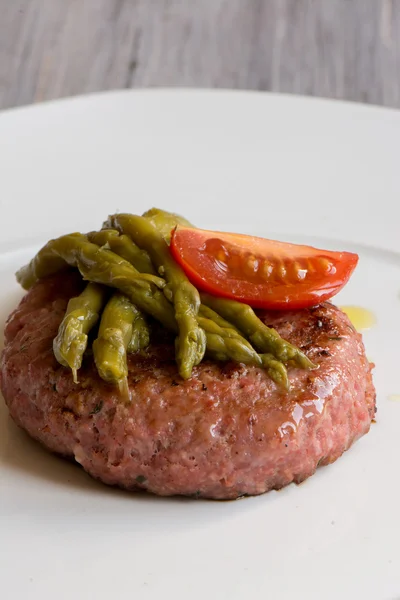Turkey burger with asparagus and tomato. — Stock Photo, Image