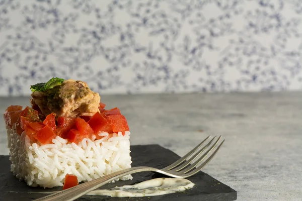 Vitt ris med tomat och tonfisk — Stockfoto