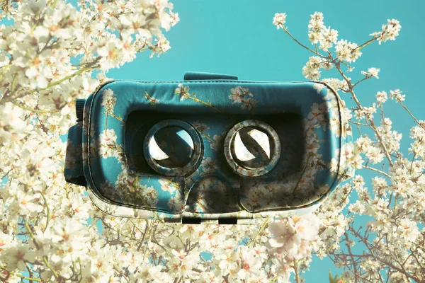 Gafas de realidad virtual, superpuestas a los árboles flores de color rosa en s — Foto de Stock