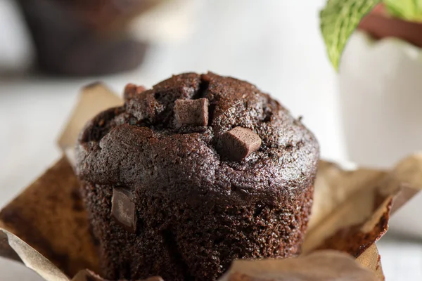 Chocolade muffins met suikerglazuur en chocoladestukjes. — Stockfoto