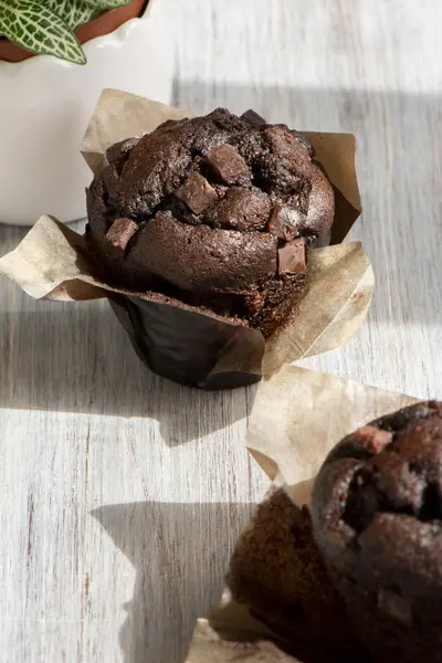 Chocolade muffins met suikerglazuur en chocoladestukjes. — Stockfoto