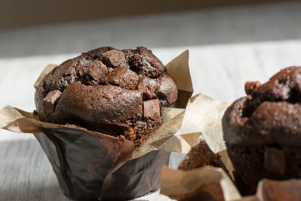 Schokoladenmuffins mit Zuckerguss und Schokoladenstücken. — Stockfoto