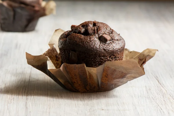 Buzlanma ile çikolatalı kek ve çikolata parçaları. 