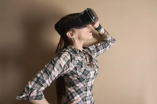 Hermosa mujer con gafas de realidad virtual, de pie en el perfil — Foto de Stock