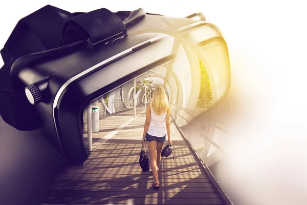 Virtual reality glasses, with three-dimensional image of woman w — Stock Photo, Image