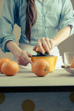 kadın sıkma portakal suyu için