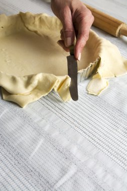 Kalıp kenarlarında çiğ hamur kesme