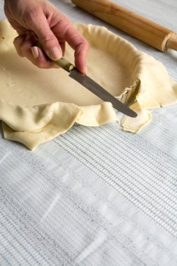 Kalıp kenarlarında çiğ hamur kesme