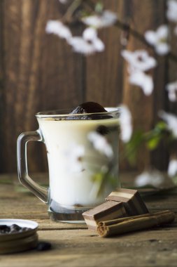 Sütlü buz kahve bir fincan