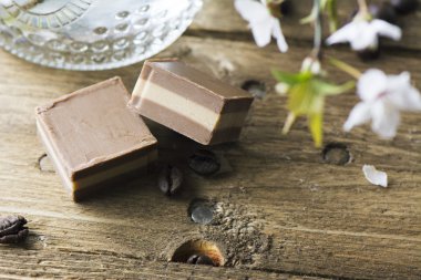 rustik ahşap üzerinde çikolatalı bonbon