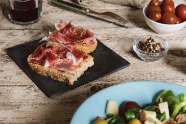 Jambon ve salata lezzetli meze