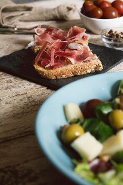 Jambon ve salata lezzetli meze