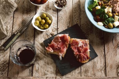 Jambon ve salata lezzetli meze