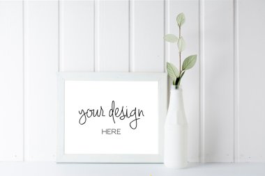 boş resim çerçevesi, yeşil bitki ile dekore edilmiş