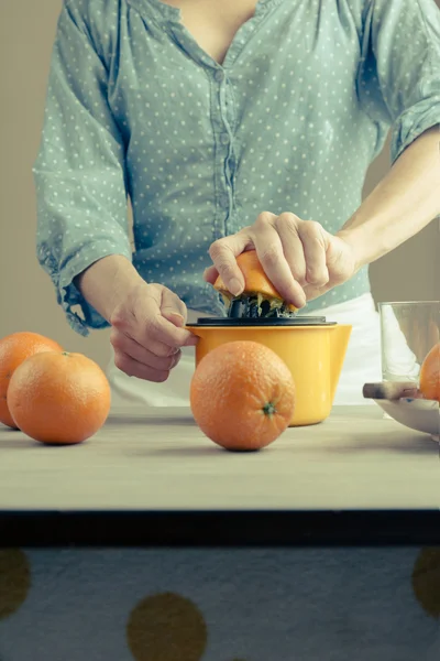 Mulher espremendo laranjas de suco — Fotografia de Stock