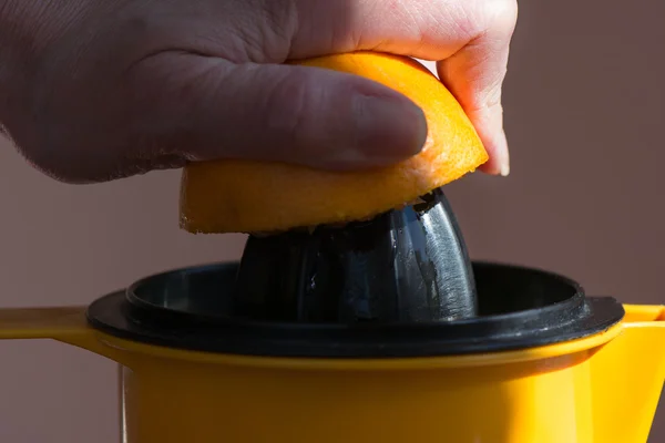 Squeezing oranges for juice — Stock Photo, Image