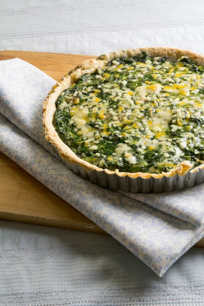 Spinach quiche and vegetables with melted cheese — Stock Photo, Image