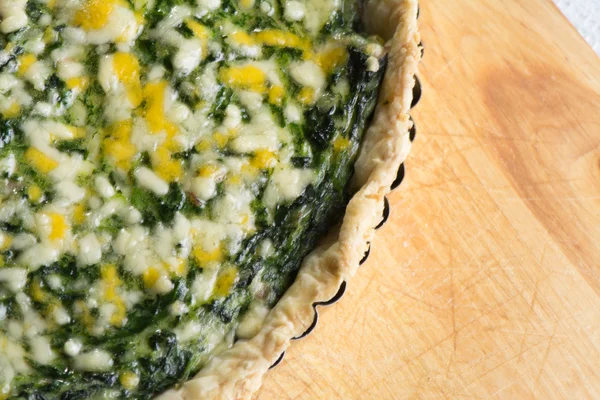 Spinach quiche and vegetables with melted cheese — Stock Photo, Image