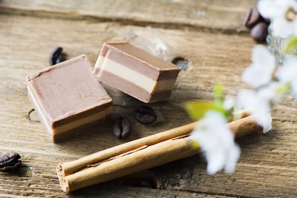 Choklad bonbon, på rustik trä — Stockfoto