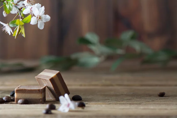 Bonbon au chocolat, sur bois rustique — Photo