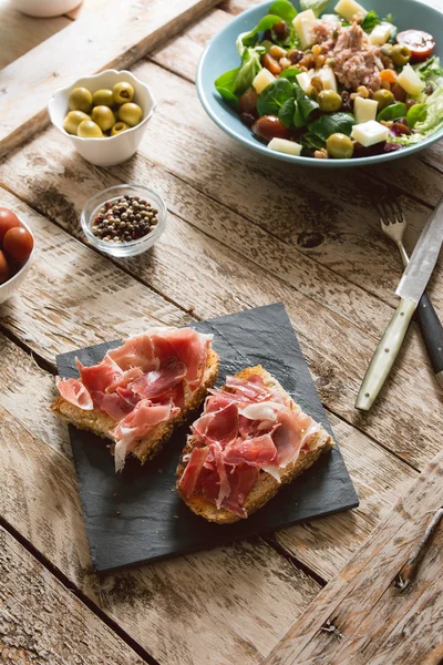 Delicious appetizer of ham and salad — Stock Photo, Image