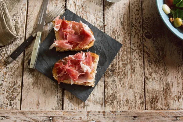 Delicious appetizer of ham and salad — Stock Photo, Image