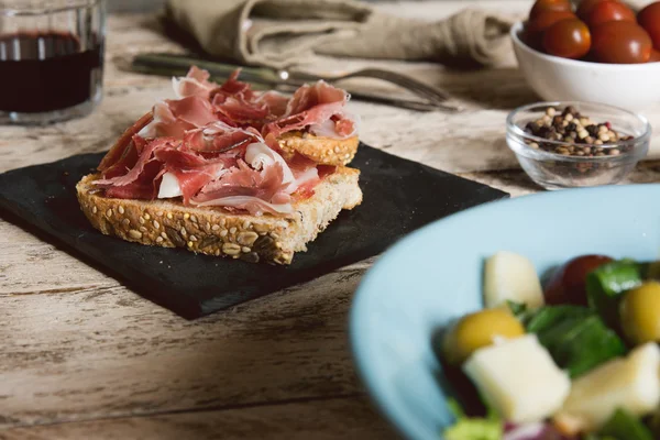 Delicious appetizer of ham and salad — Stock Photo, Image