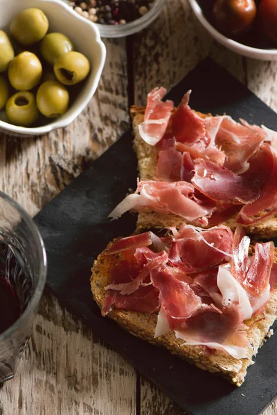 Delicious appetizer of ham and salad — Stock Photo, Image