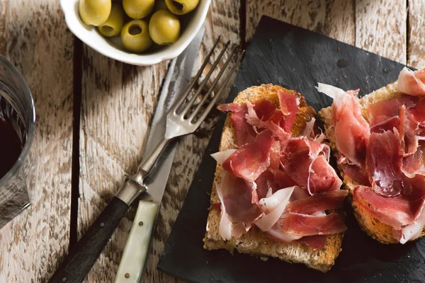 Delicious appetizer of ham and salad — Stock Photo, Image