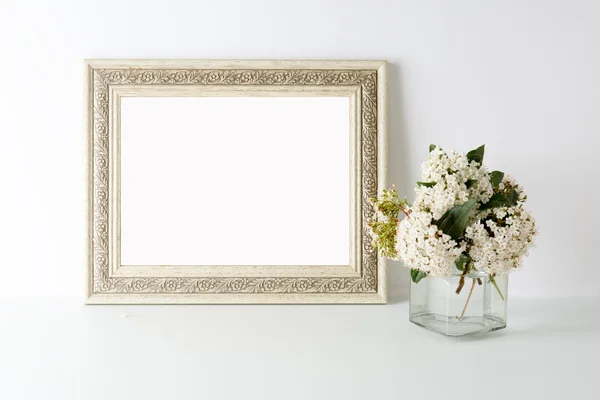 Marco de imagen vacío, decorado con flores blancas — Foto de Stock