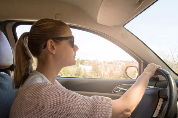 Femme conduisant une voiture — Photo