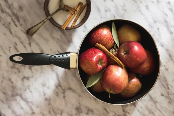 Manzanas jugosas, mesa de mármol — Foto de Stock