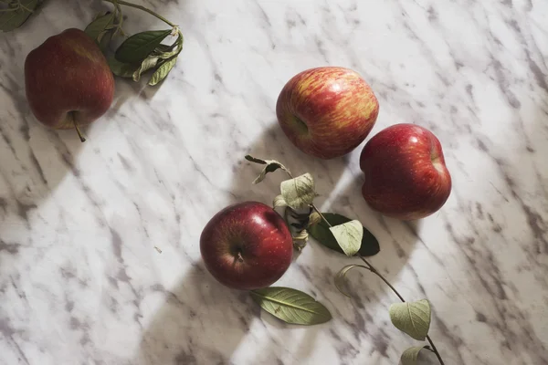 Juicy apples, marble table — Stock Photo, Image