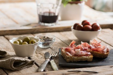 Jambon ve salata lezzetli meze