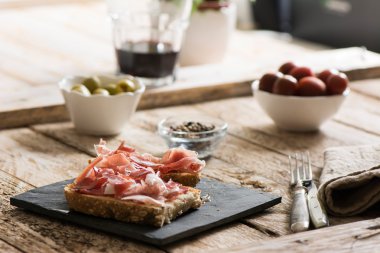 Jambon ve salata lezzetli meze