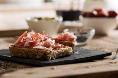 Jambon ve salata lezzetli meze