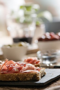 Jambon ve salata lezzetli meze