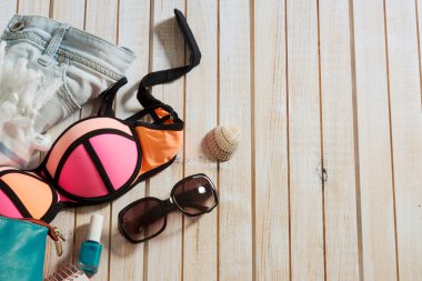 Bayanlar plaj veya yaz kıyafeti içinde ile çanta