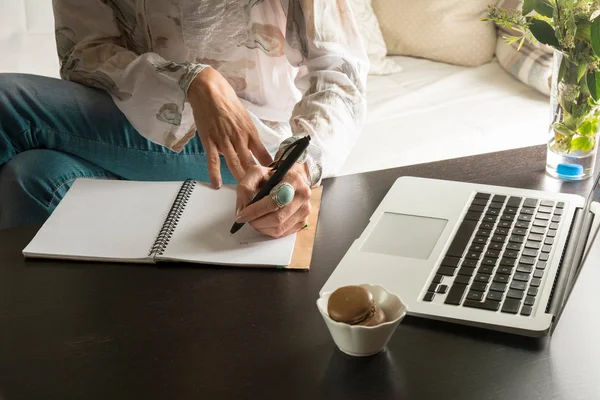 Kadın el yazıyor bir kalem bir dizüstü bilgisayar klavye 