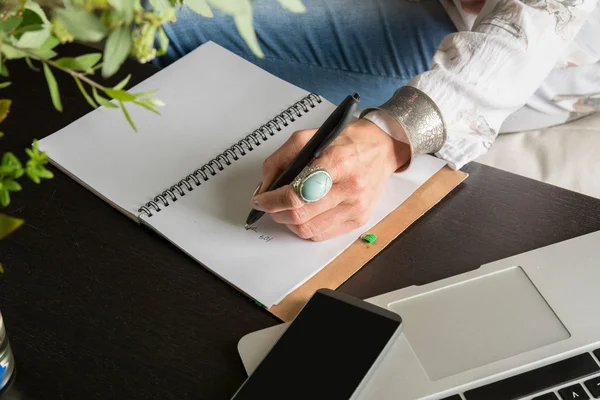 Femme mains écrit un stylo dans un cahier, clavier d'ordinateur — Photo