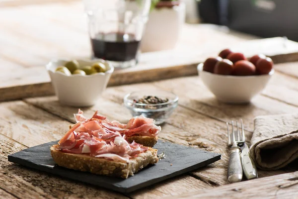 Jambon ve salata lezzetli meze